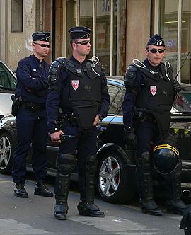 CRS en tenue de maintien de l'ordre